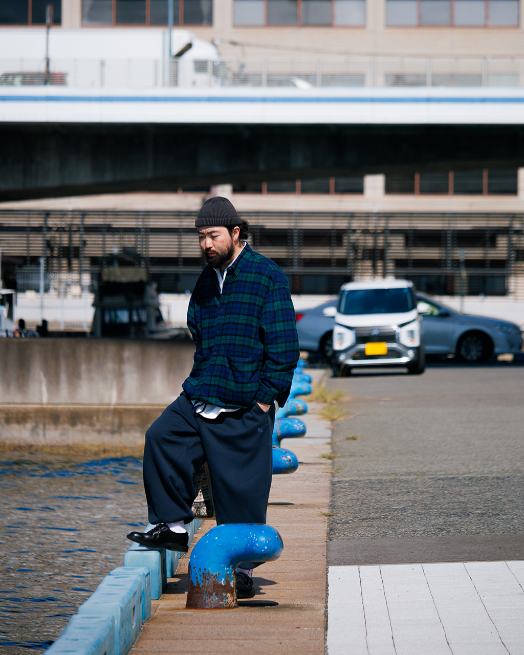 BLACK WATCHを、港の景色の中で


店から南へ歩いてそのまま港の方まで。
海を意識したわけではなく、街で普通に着たい服をそのまま外へ。

深いグリーンとネイビーのBLACK WATCH
ネイビーのパンツ
港に残る青や白、コンクリートの景色。

海に合わせたつもりはなかったけれど、このスタイリングが不思議なくらい自然とそこにあった。

服に合わせて場所を選ぶというより
歩いているうちに服と景色がつながっていった。


Model：173㎝　
Ozaki

nanamica KOBE
TEL: 078-335-1758
MAIL: kobe.store@nanamica.com

