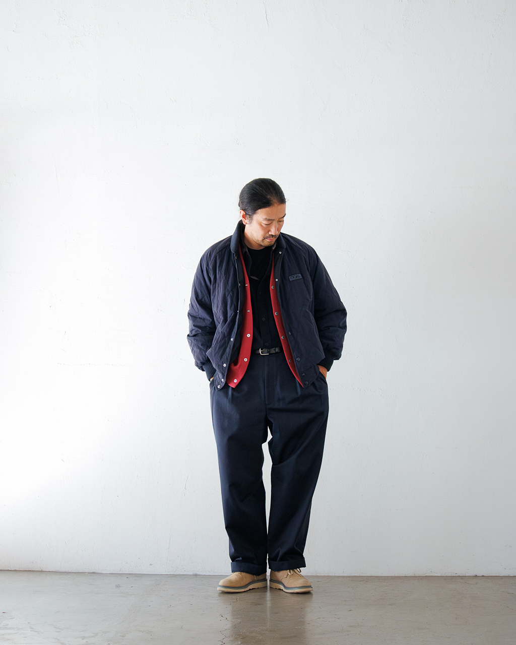 赤を隠しきらずに。


ネイビーのウールシャツとチノパンツ。

落ち着いた色の中に少し鮮やかな赤を挟んで
その上からキルティングのバーシティジャケットを。

前を開けた時にのぞく赤が
いつものネイビーを少し違った表情に見せてくれます。

ジャケット、カーディガン、シャツはSサイズ。
パンツは34を着用。

ウールのやわらかさにスウェットの起毛感とナイロンの軽い光沢。
素材も色もそれぞれ違うけれど、重ねることで生まれる見え方がおもしろい。

最後は足元にベージュを置いて少しラフに。

赤を主役にしすぎず
でも隠さずに。
そんな着方を楽しみたいスタイリングです。


Model：173㎝　
Nakamura

nanamica KOBE
TEL: 078-335-1758
MAIL: kobe.store@nanamica.com