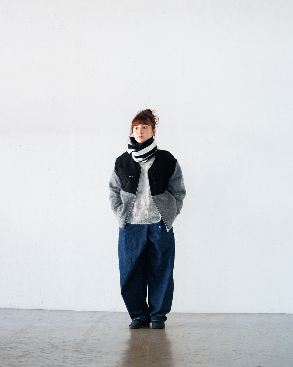 やわらかいものを、黒で区切る。


毛足のあるグレーにフロントの黒。
モヘアのやわらかな表情の中へ、少しだけシャープな色を入れました。

WINDSTOPPER Wool Mohair Denali JacketはXSサイズ。
コンパクトすぎずふわっと身体を包むような見え方です。

ボトムスはWMサイズの、Linen Cotton Denim Field Wrap Pants。

深いインディゴとたっぷりしたシルエットが
全体に丸みのあるバランスをつくってくれます。

首元には黒と白のスクールマフラー。

淡いグレーだけでまとめずモノトーンをひとつ入れることで
少しモードな雰囲気も残しました。


Model：157㎝　
Iwamoto

nanamica KOBE
TEL: 078-335-1758
MAIL: kobe.store@nanamica.com
