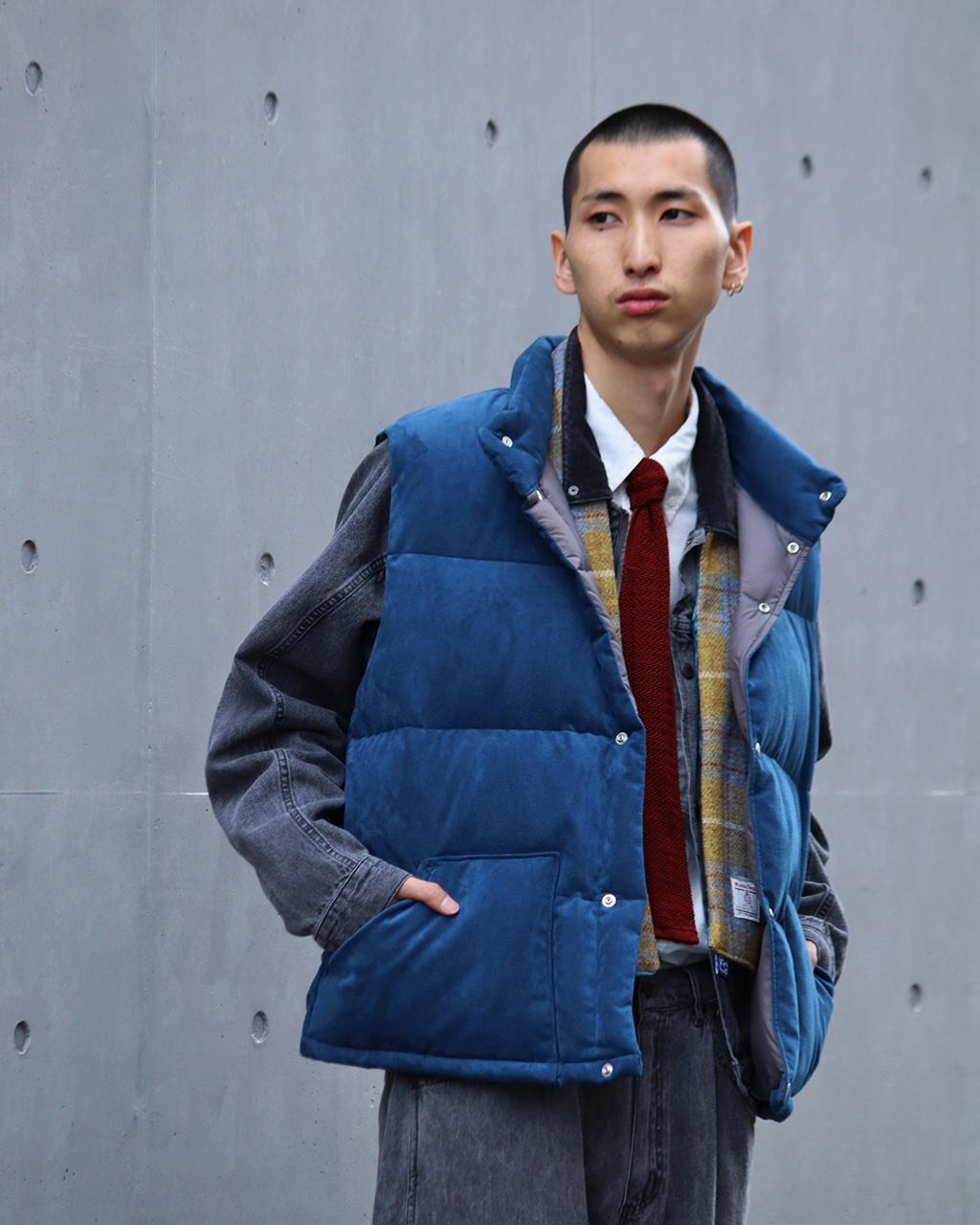 TAKAYAMA

model height：186cm

▶︎Vest：L
▶︎Jacket：L
▶︎Shirt：L
▶︎Pants：32
▶︎Necktie：F(Ascot O26SK004 \11,000)
▶︎Stole：F(HarrisTweed O26FQ002 \17,380)

オンラインストアに在庫の無い商品・実際の着用感などは、お気軽に店舗スタッフまでお問い合わせください。
nanamica MOUNTAIN TEL 03-6416-3012

