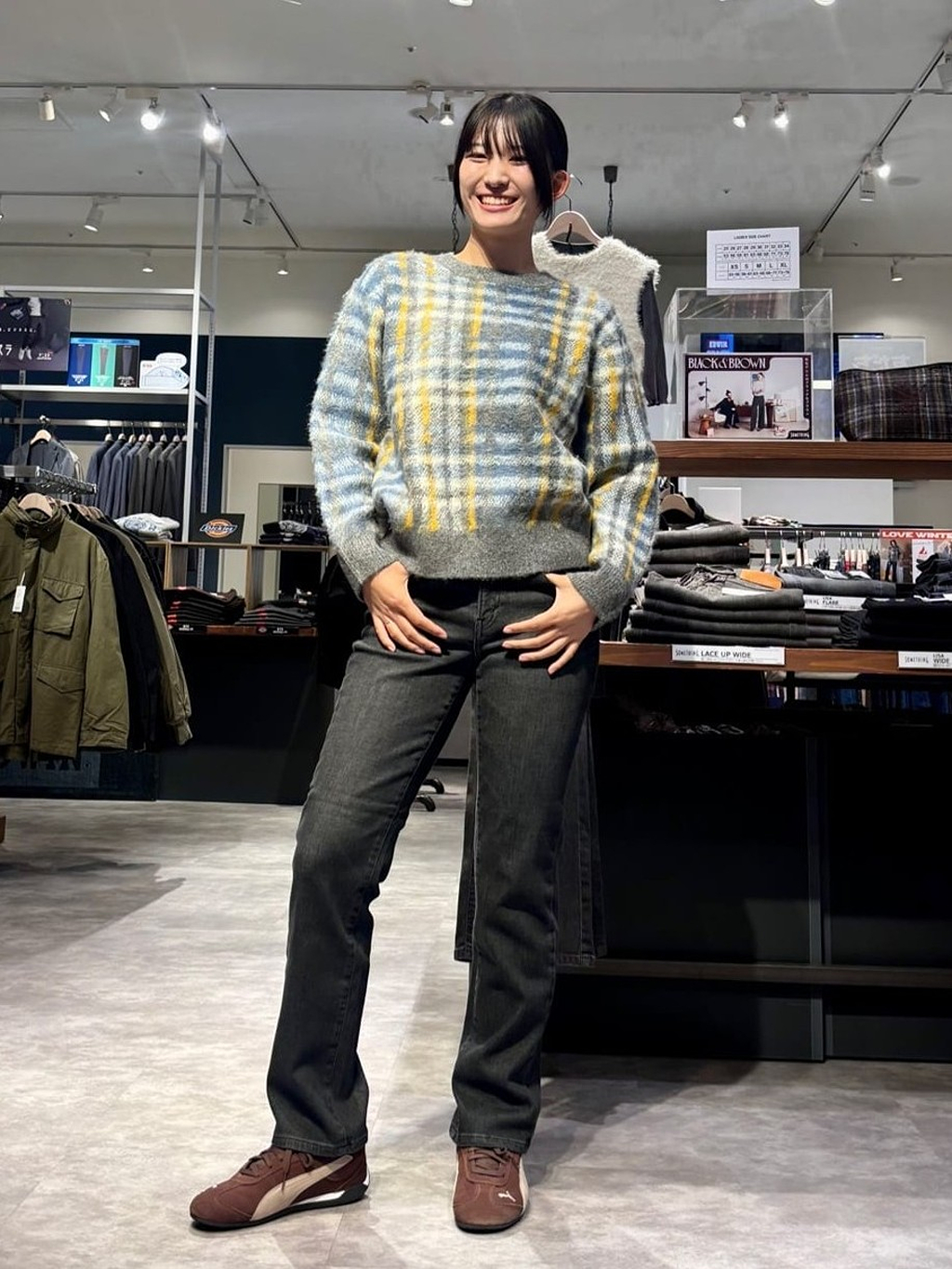 EDWIN DENIM GALAXY イーアスつくばのMIHANAさんのSOMETHINGのSOMETHING チェックシャギークルーネックニットを使ったコーディネート