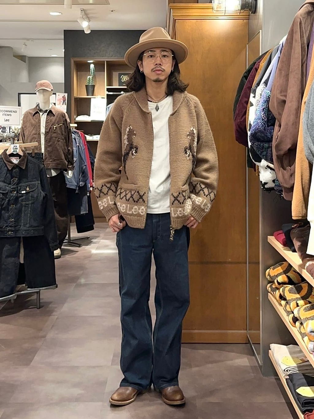 なんばパークスのリュウキさんのLeeの【LOOKBOOK掲載】COWCHINE SWEATER /カウチンセーターを使ったコーディネート